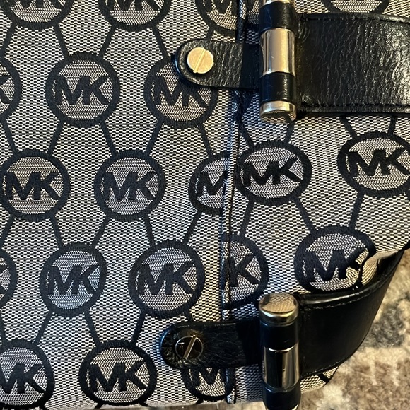 It is definitely used pocketbook ripped in side - Picture 3 of 6